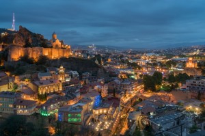 Создать мем: грузия тбилиси достопримечательности центральная площадь, тбилиси ночной нарикала, грузия столица тбилиси достопримечательности