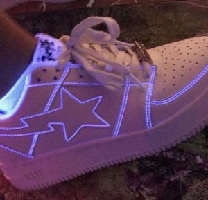 Создать мем: кроссовки со светящейся подошвой, светящиеся кроссовки, светящиеся кроссовки женские