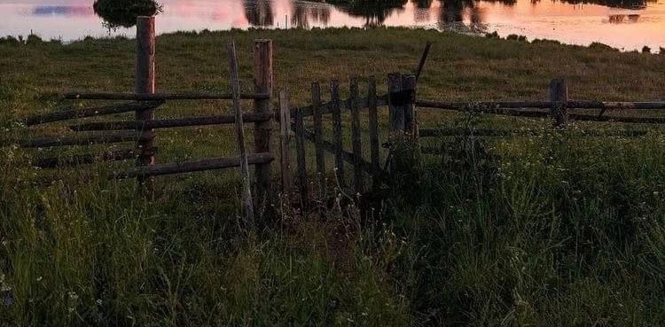 Создать мем: пейзаж, летний закат в деревне, деревенский забор