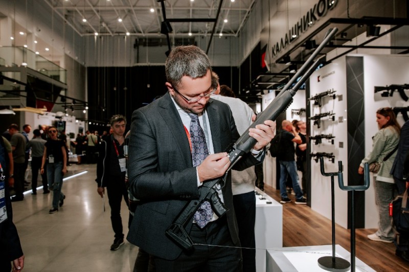 Create meme: exhibition of weapons, rifle , lepin Vladimir Nikolaevich Kalashnikov Concern