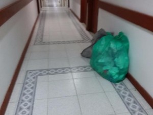 Создать мем: уборка, коридор, мусорный пакет в подъезде