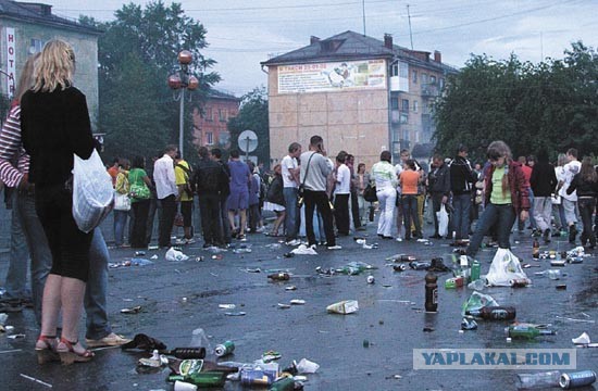 Создать мем: мусор в москве, выпускники мгту баумана, первоуральск 90-е годы