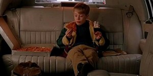 Создать мем: один дома кевин в лимузине, кевин один дома ест пиццу, один дома пицца