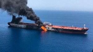 Создать мем: выброс нефти с танкера, oil tanker fire, танкер с нефтью