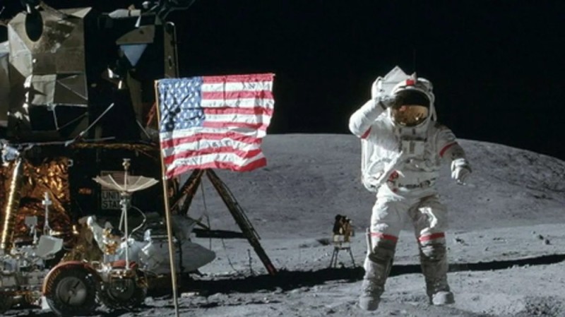 Создать мем: человек на луне нил армстронг, нил армстронг, второй американский астронавт высадившийся в 1969 году на луну