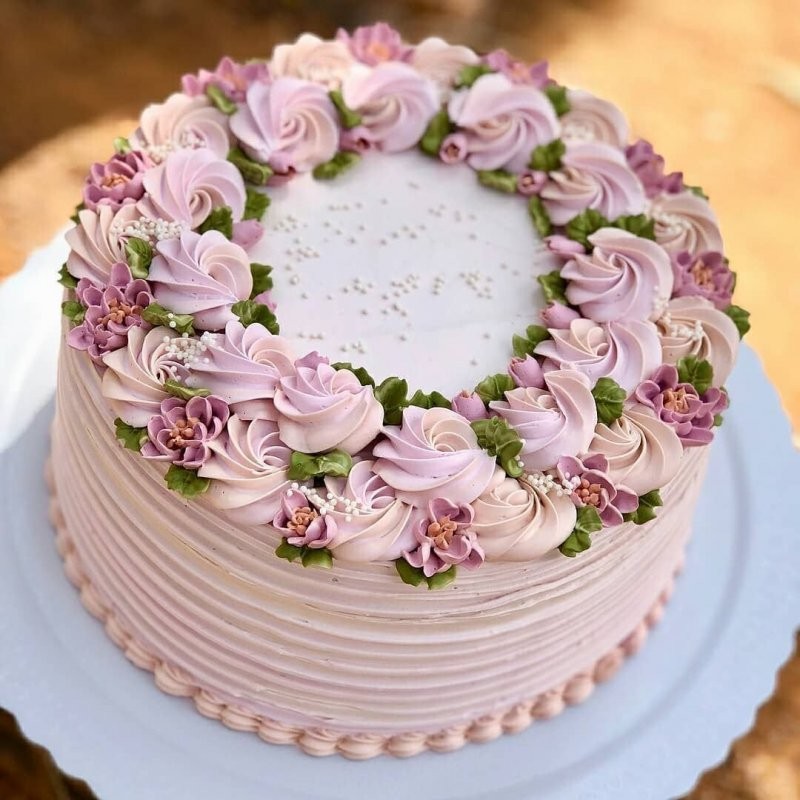 Создать мем: декор торта кремом, украшение торта цветами, оформление торта кремом