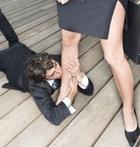 Если мужчина целует ноги, что это значит по психологии?
