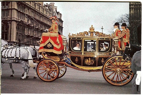 Create meme: Elizabeth's Golden Carriage 2, the golden carriage of the Queen of Great Britain, Buckingham Palace carriage