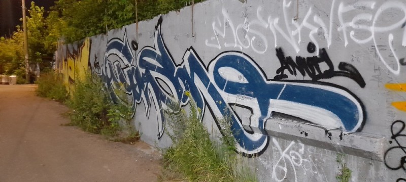 Создать мем: граффити на заборе, эскизы для граффити, паста граффити