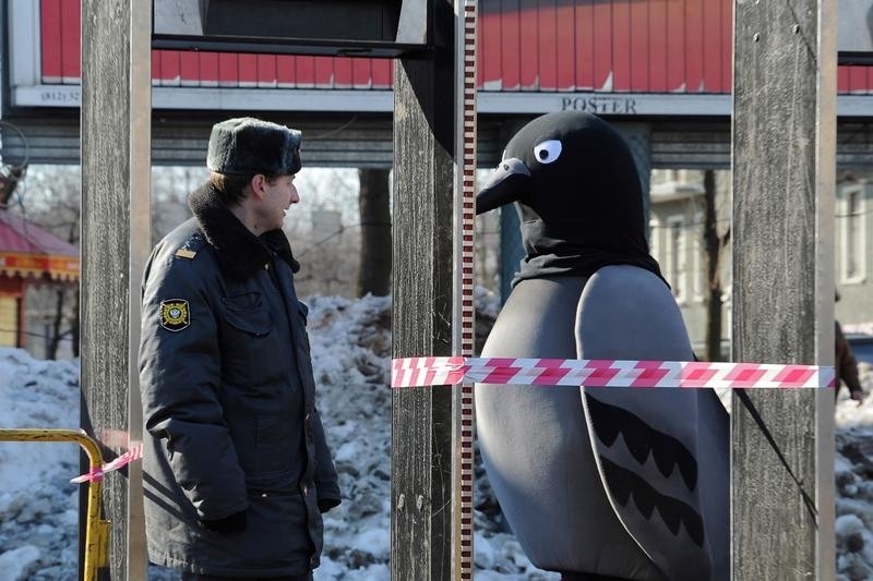 Создать мем: голубь в, костюм голубя, голубь полицейский