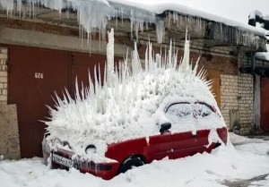 Создать мем: машина в сугробе, смешное авто в снегу, машина в сосульках