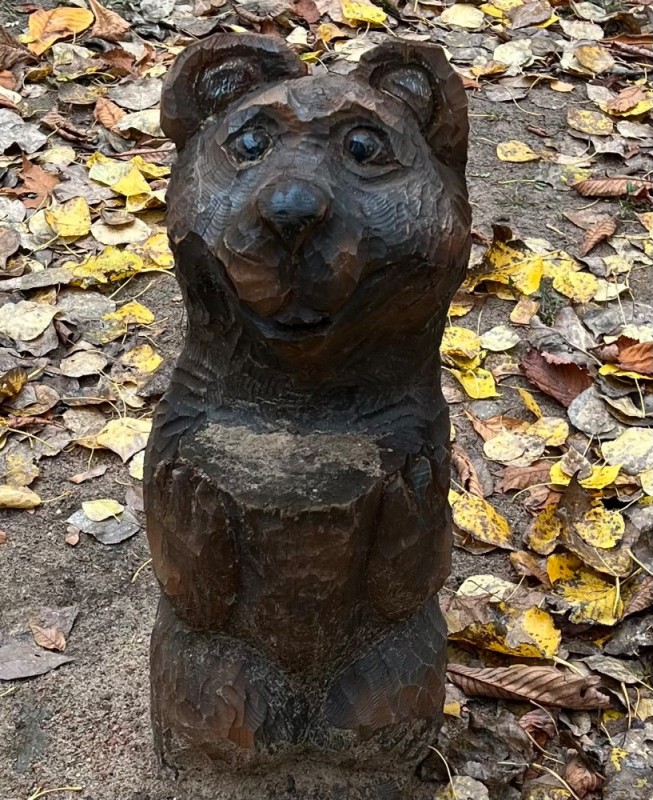 Создать мем: медведь, скульптура медведя, резной медведь на пеньке