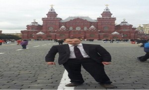 Создать мем: красная площадь в москве, исторический музей и воскресенские ворота, человек