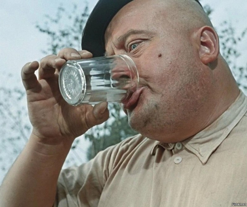 Создать мем: 20 февраля всемирный день алкоголика, человек с водкой, пес барбос и необычный кросс фильм 1961
