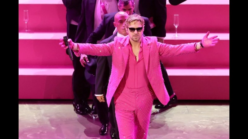 Создать мем: элтон джон в розовом костюме, мужчина в розовом, девушка
