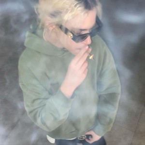 Создать мем: курящая девушка, человек, kristen stewart smoking