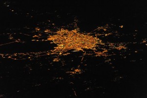 Создать мем: снимок санкт-петербурга с мкс, ночная москва с мкс, города из космоса
