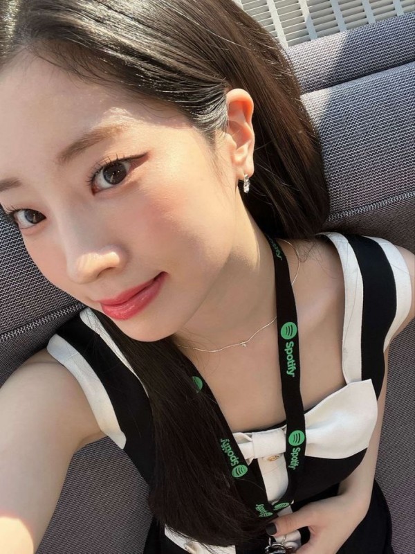 Создать мем: kim dahyun, чхве джису, fromis9 джихон селфи