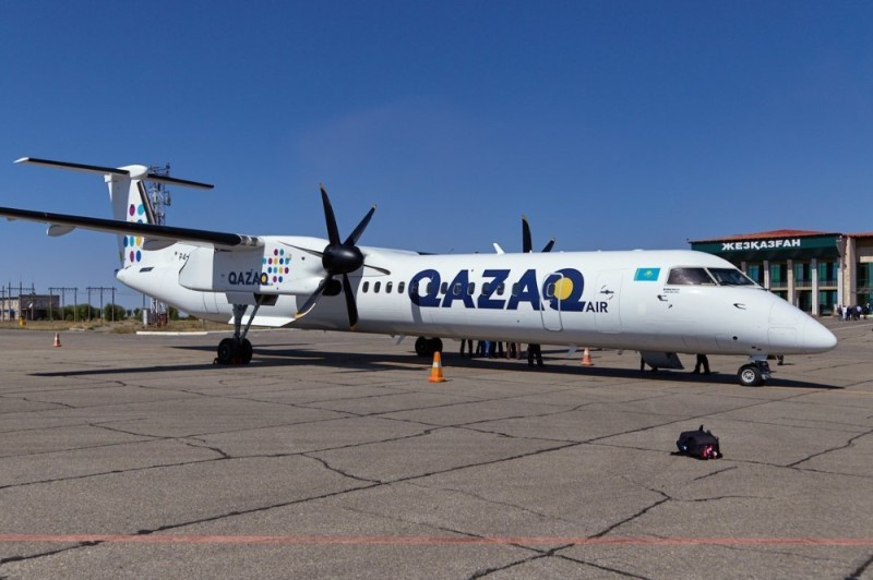 Создать мем: казахстанская авиакомпания «qazaq air», dash 8-400 qazaq air, бомбардье самолет qazaq air