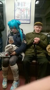Создать мем: ноги, странные люди в метро, модники в метро