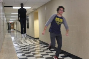 Создать мем: мем парень убегает от черного человека, люди, коридор