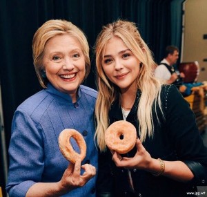 Создать мем: хиллари клинтон и хлоя морец, хиллари клинтон пончик, хлоя морец и клинтон