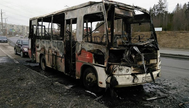 Создать мем: горящий автобус, пассажирский автобус, сгорел автобус
