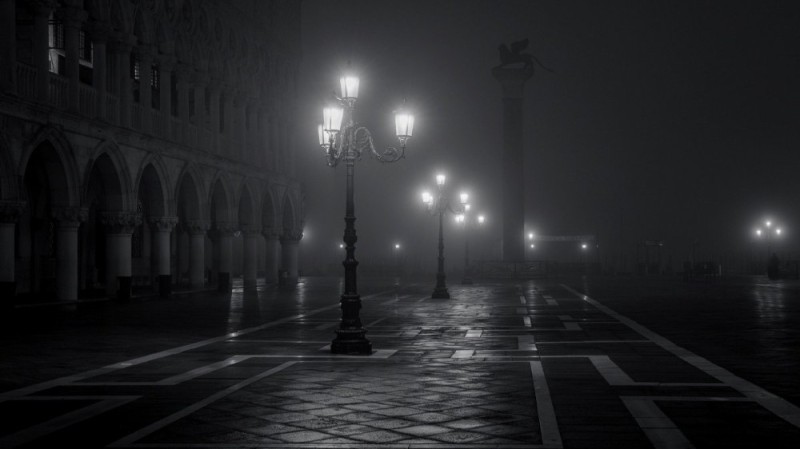 Создать мем: темнота, ночная улица с фонарями, фон улицы ночью