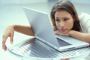 Создать мем: компьютерная помощь, уставшая девушка, девушка сидит за ноутбуком