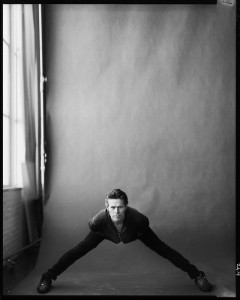 Создать мем: willem dafoe шпагат, мужчина фотосессия, человек