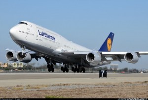 Создать мем: Boeing 747-8, Airbus A380, боинг 747-800 люфтганза