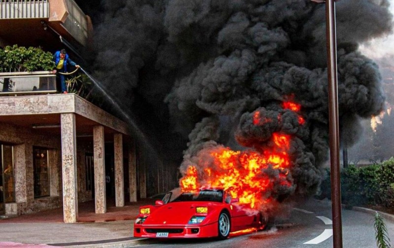 Создать мем: автомобиль, горящая ferrari f40, горящий автомобиль