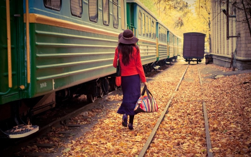 Создать мем: опоздание на поезд, девушка возле поезда, девушка заходит в поезд