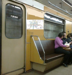 Создать мем: поезд метро самара, харьковское метро 2009, ретропоезд метро