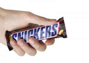 Создать мем: шоколадные батончики, snickers, шоколад сникерс на руке