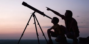 Создать мем: астрономические наблюдения, телескоп для наблюдения за звездами, человек смотрит в телескоп