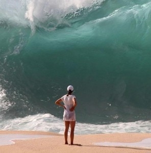Создать мем: человек на берегу волной цунами, большие волны, огромная волна