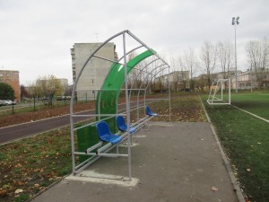 Создать мем: детская площадка, в шаблыкинском районе сдана в эксплуатацию новая спортивная площадка, автобусная остановка фото