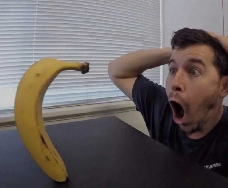 Создать мем: банан банан, мужчина удивляется банану, чел удивляется банану