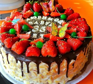Создать мем: торт с клубникой, торт с ягодами, красивые торты