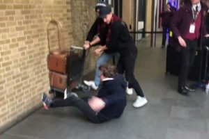 Создать мем: кингс кросс в лондоне, platform 9 3 4, кингс кросс