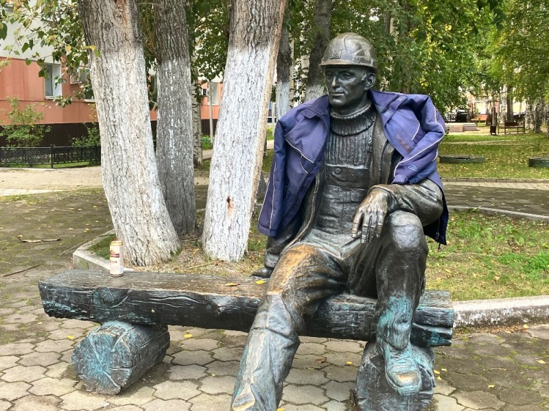 Create meme: monument, monument to Nikulin on Tsvetnoy Boulevard, monument to Nikulin