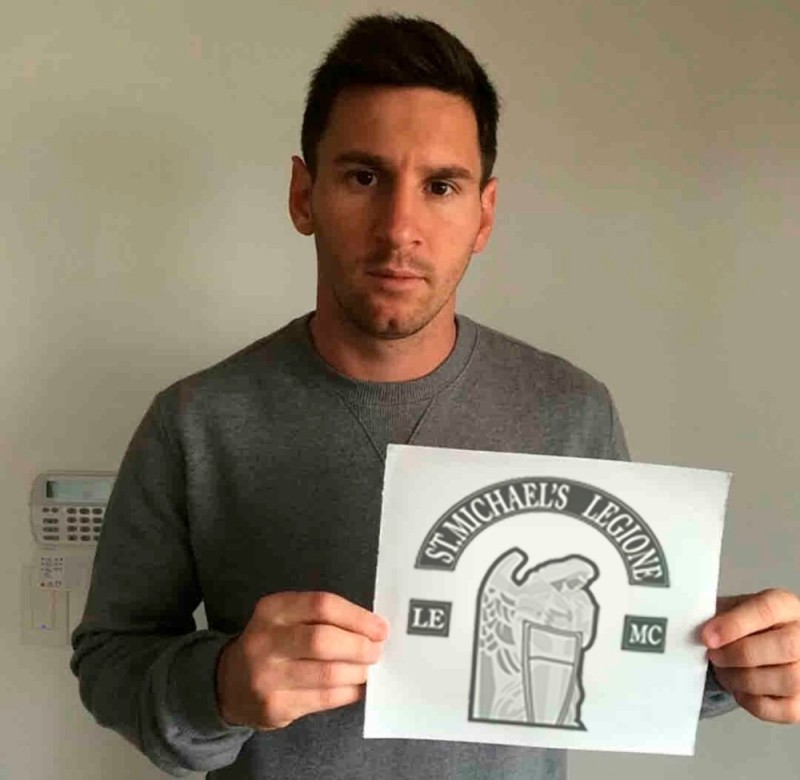 Create meme: messi signa, Ronaldo Cristiano, Ronaldo holds a piece of paper