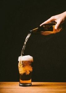 Создать мем: пивной коктейль, пиво, пиво льется