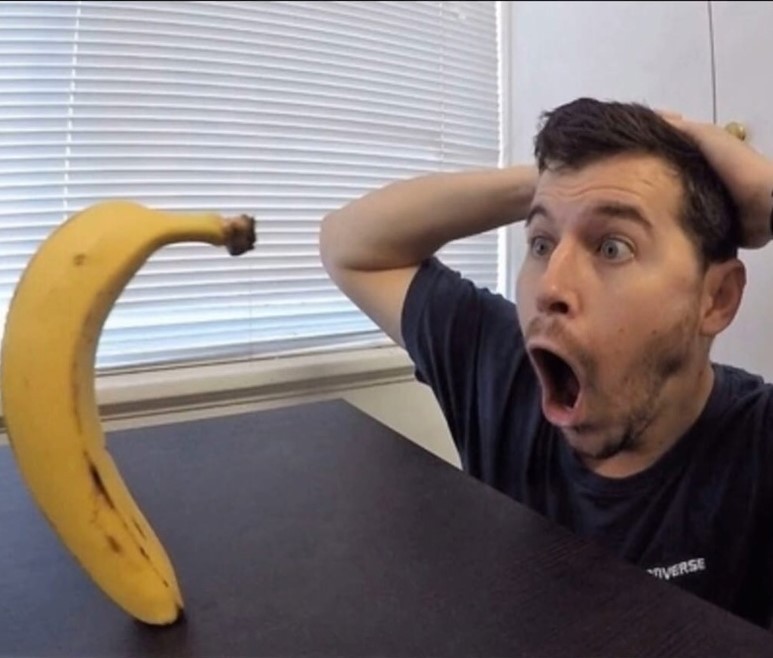 Создать мем: банан человек, человек удивляется банану, чел удивился банану