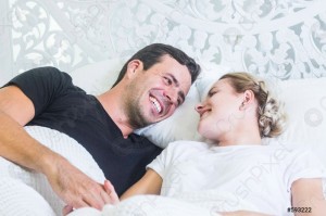 Создать мем: счастливая молодая пара, счастливая пара, муж и жена лежат в постели