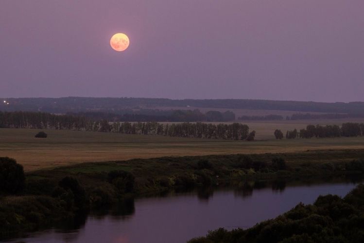 Создать мем: ночное поле в деревне, поле в деревне ночью, пейзаж луны