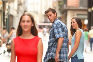 Создать мем: distracted boyfriend, мем парень оборачивается на девушку, неверный парень мем