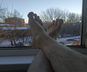 Создать мем: bare feet, foot, человек