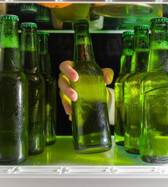 Создать мем: потная бутылка пива, японское пиво зеленая бутылка, пивная бутылка